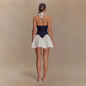 Détail du dos de la robe dos nu avec corsage en jean et jupe plissée blanche élégante