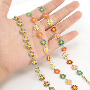 Collier avec pendentifs marguerites colorées en acier inoxydable doré pour femme
