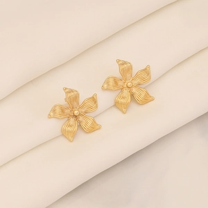 Detailansicht goldener Sonnenblumen-Ohrstecker mit gebürsteter Metalloberfläche