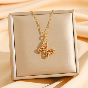 Elegante goldene Schmetterling-Halskette mit bunten Zirkonia auf Satin-Hintergrund