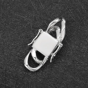 Eleganter silberner Edelstahl-Cuban-Verschluss für Armbänder und Ketten auf Schwarz
