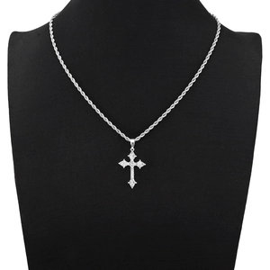 Pendentif croix en argent serti de zircons brillants sur une chaîne corde élégante