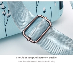 Détail de la boucle en métal sur la bandoulière bleu clair avec motif floral blanc