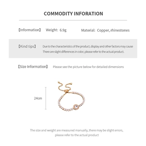 Détail de la chaîne dorée ajustable avec fermoir coulissant et strass étincelants
