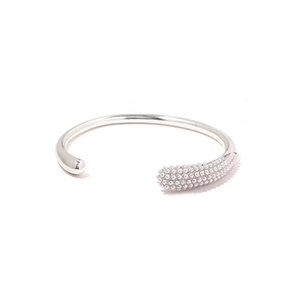 Gros plan d'un bracelet ouvert argenté orné de délicates petites perles blanches