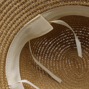 Détail de l'intérieur du chapeau de paille avec cordon réglable et bande de confort