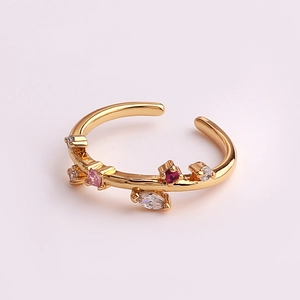 Detail van verstelbare gouden ring met gekleurde edelstenen in een rankontwerp
