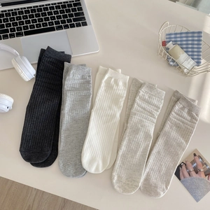 Chaussettes mi-hautes en coton pour femmes en plusieurs couleurs à côtes fines