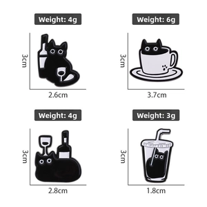 Size chart for black cat enamel pins showing weight and dimensions in centimeters