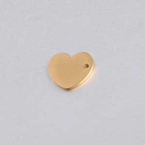 Macro-opname van een 1,5 mm dikke gouden hartvormige rvs hanger met spiegelglans