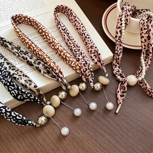 Ensemble de colliers rétro avec imprimé léopard, perles et pendentifs en métal
