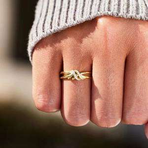 Bague nœud élégante en argent S925 doré avec zircons pavés portée à la main