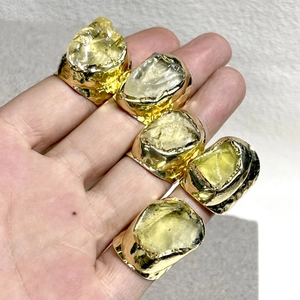 Anello In Cristallo Di Citrino Grezzo Pietra Naturale Metallo Dorato Martellato Apertura Regolabile Gioielli Per Donna