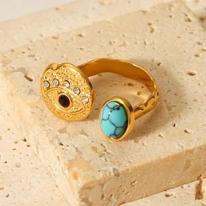 Detail eines verstellbaren Evil-Eye-Rings mit Türkisstein und Hammerschlag-Textur