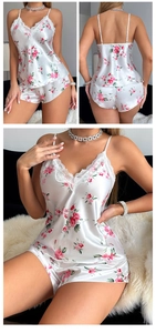 Détails du pyjama en soie à fleurs avec dentelle délicate sur le col et l'ourlet