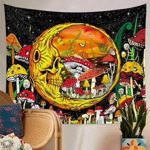 Detail eines böhmischen Wandteppichs mit psychedelischem Totenkopfmond und Pilzmustern