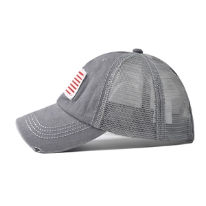 Dettaglio cappello baseball grigio scuro in cotone lavato con rete e visiera usurata
