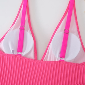 Dettaglio del bikini rosa a coste con fibbia metallica e fodera in rete traspirante