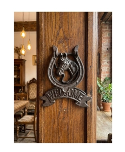 Detail eines Vintage-Türklopfers aus Gusseisen mit Pferdekopf auf einem Holzrahmen