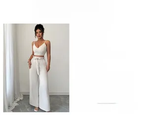 Dettaglio del set due pezzi bianco crema con top con scollo a V e pantaloni larghi