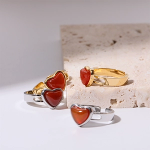 Detailansicht von roten Herz-Achaten in vergoldeten und versilberten Vintage-Ringen