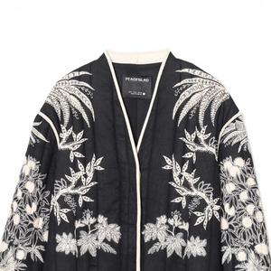 Giacca trapuntata nera da donna con ricami floreali bianchi e design stile kimono