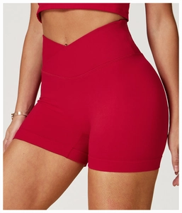 Nahaufnahme der roten High-Waist Yoga-Shorts mit nahtlosem V-Bund für Fitness