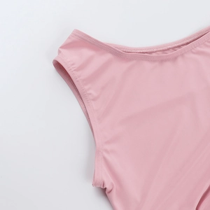 Dettaglio del top rosa monospalla che mostra la trama in maglia fine e le cuciture