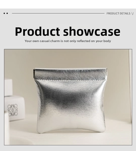 Makroaufnahme der silbernen Tasche mit Knitteroptik und hochwertiger feiner Naht