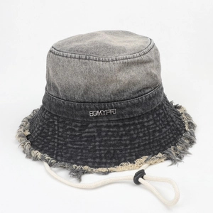 Détail d'un chapeau bob en jean délavé avec bords effilochés et cordon réglable