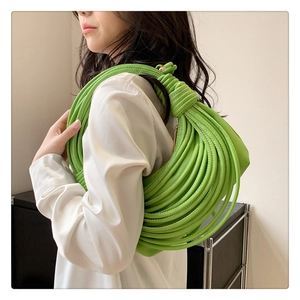 Sac à épaule femme vert vif avec design tissé noué et forme demi-lune moderne