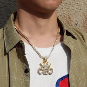 Ciondolo corona CEO hip hop con catena tennis indossato su un modello