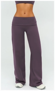 Détail du pantalon de yoga violet avec taille haute rabattable et coupe large