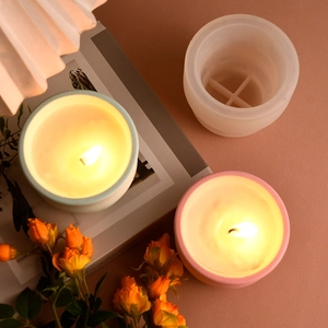 Dettaglio dello stampo in silicone con candele profumate colorate e accese