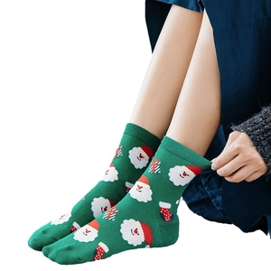 Süße grüne Weihnachtssocken für Damen mit Weihnachtsmann-Muster und rotem Geschenkdesign
