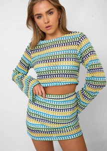 Détail de la texture crochetée colorée sur un ensemble bohème haut manches longues et jupe