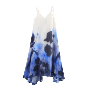 Abito estivo da donna con stampa floreale blu, scollo a V e orlo asimmetrico
