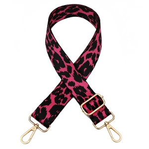 Detail van roze luipaardprint jacquard tasriem met verstelbare goudkleurige hardware