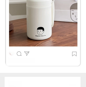 Close-up of a 1000ml cream insulated flask featuring a minimalist cartoon character