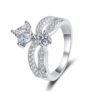 Sparkling S925 sterling silver princess crown ring with princess-cut moissanite stones