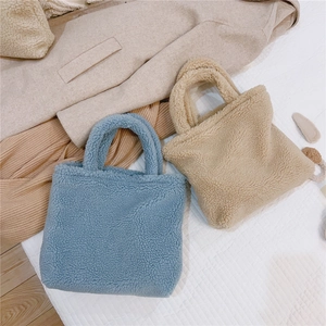 Dettaglio della morbida trama in pile degli shopper blu e beige per la stagione invernale