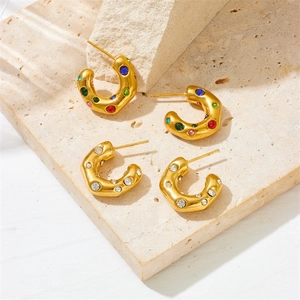 Boucles d'oreilles C dorées à l'or 18 carats avec zircons colorés et transparents