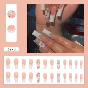 Faux ongles ballerine longs avec fleurs 3D blanches et strass brillants