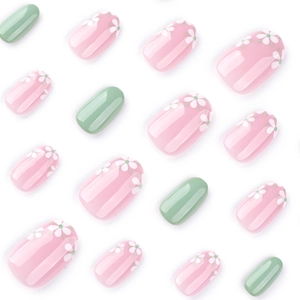 Faux ongles courts et ronds avec motifs floraux roses et vert pastel frais