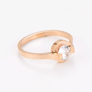 Dettaglio dell'anello in oro rosa con numeri romani e una pietra di zircone tonda