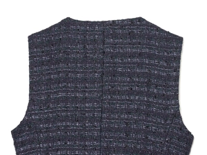 Détail macro du tissu en tweed violet foncé sur le col arrière et la zone des épaules