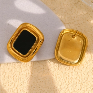 Détail de boucles d'oreilles en acier inoxydable doré 18 carats et onyx noir