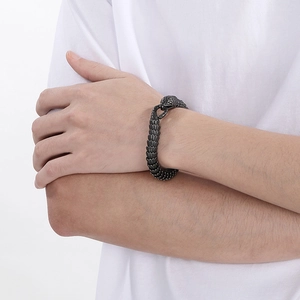 Gros plan détaillé du bracelet en acier inoxydable à motif écailles de serpent au poignet