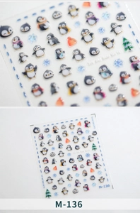 Détails macro des stickers ongles 3D M-136 avec pingouins et flocons embossés