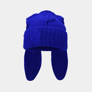 Dettaglio ravvicinato del berretto blu a maglia con orecchie da coniglio e trama spessa